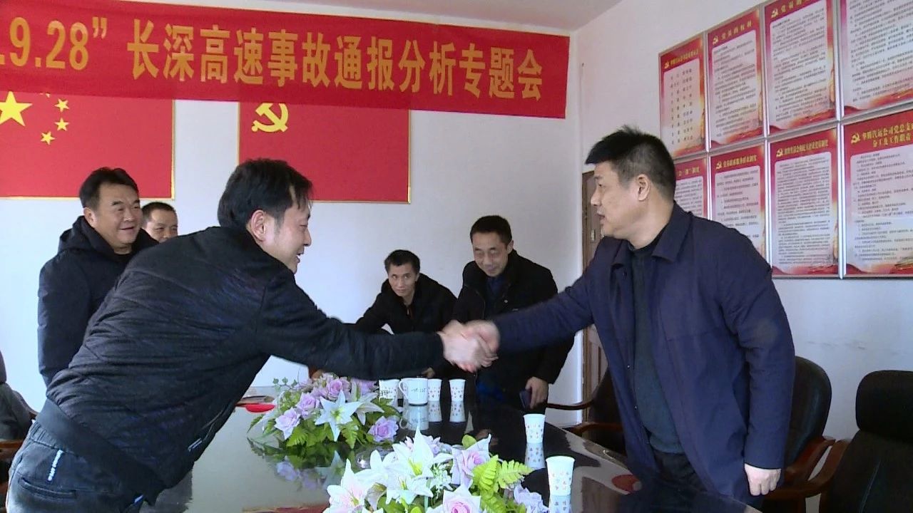 在瓮江镇供销社,黎耀辉认真听取了企业的发展情况介绍,详细了解了企业