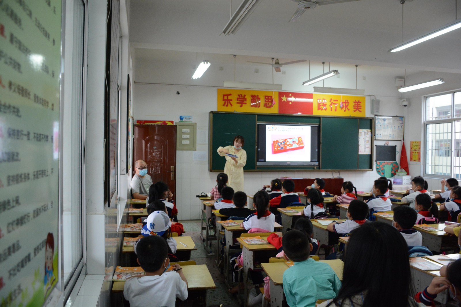 东方红小学课堂展风采教研促成长