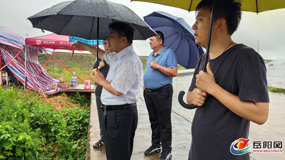 随后,周金龙还来到韩家湾防洪大堤进行巡堤查险