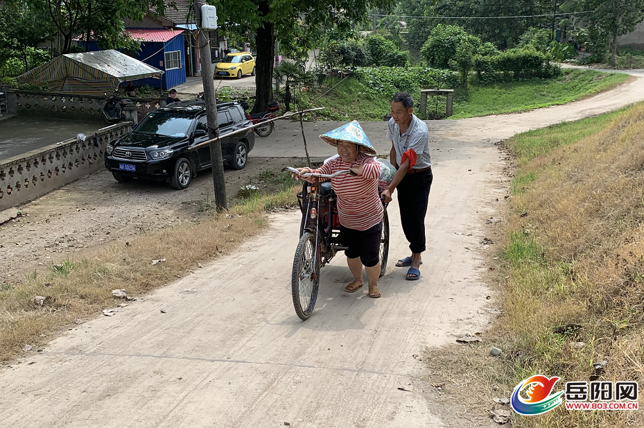 华容县梅田湖镇一对成功脱贫的残疾贫困户夫妻严若斌和范阳春,因当地