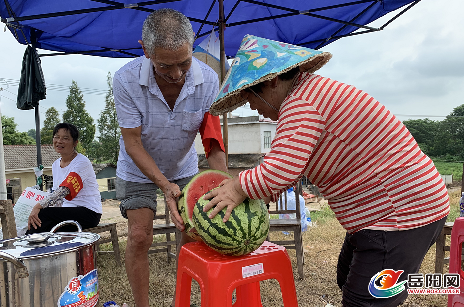 华容县梅田湖镇一对成功脱贫的残疾贫困户夫妻严若斌和范阳春,因当地