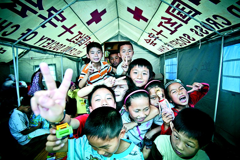 灾区孩子在帐篷内快乐玩耍