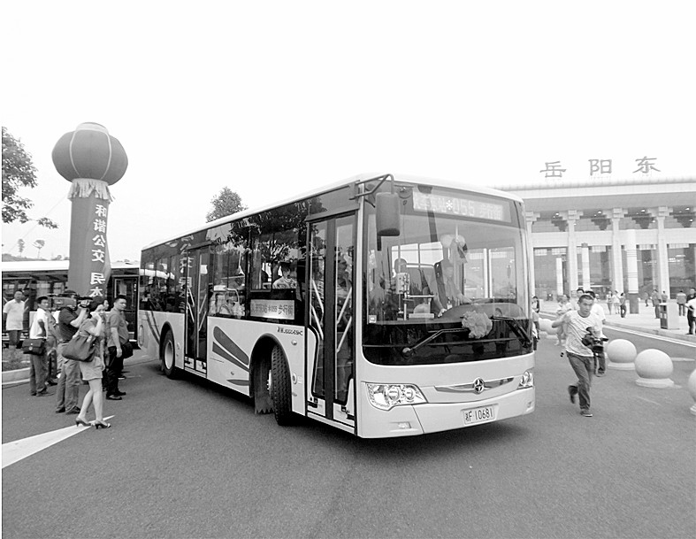 岳阳首条夜班公交55路开通