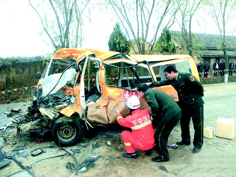 一輛大翻鬥運煤貨車與當地一輛幼兒園接送車迎面相撞,目前這起事故