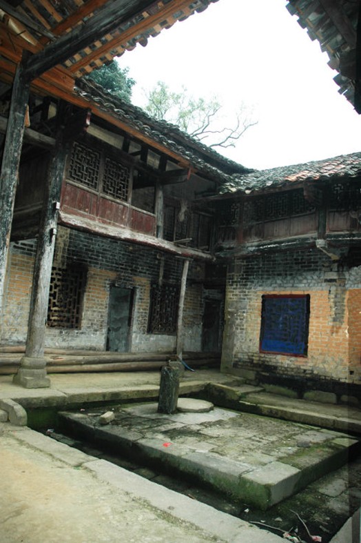 平江黄泥湾大屋两百年育人无数