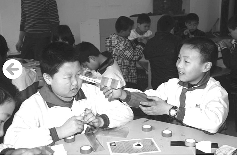 本报记者 丁瑜     不爱说话,见人就往身后躲;怕黑,摔一跤就哭,看见