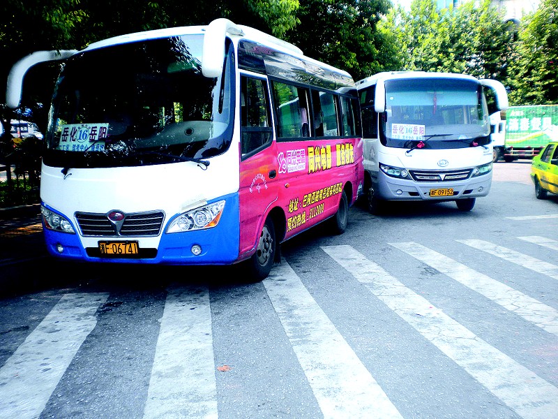 16路公交车乱停乱靠