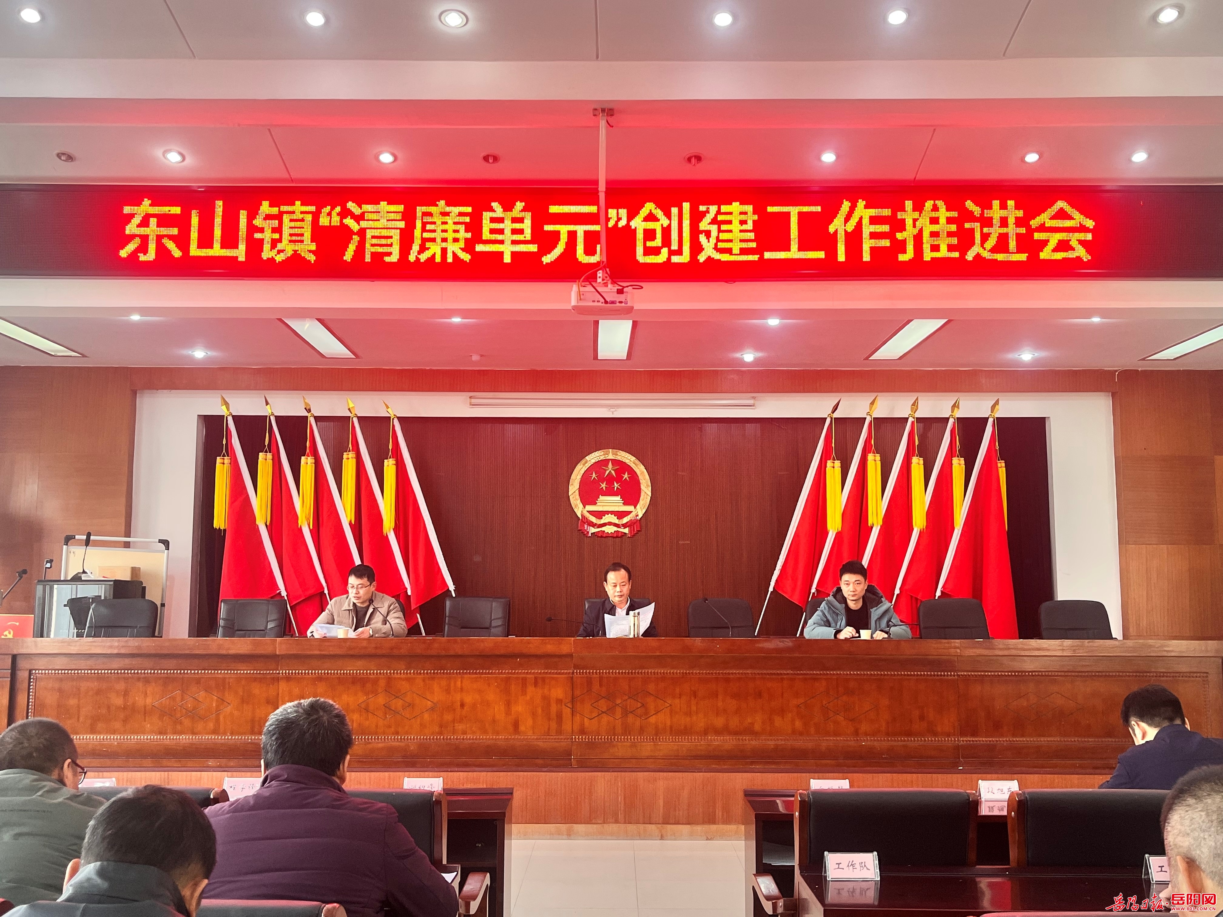 华容县东山镇清风抚东山廉花自盛开