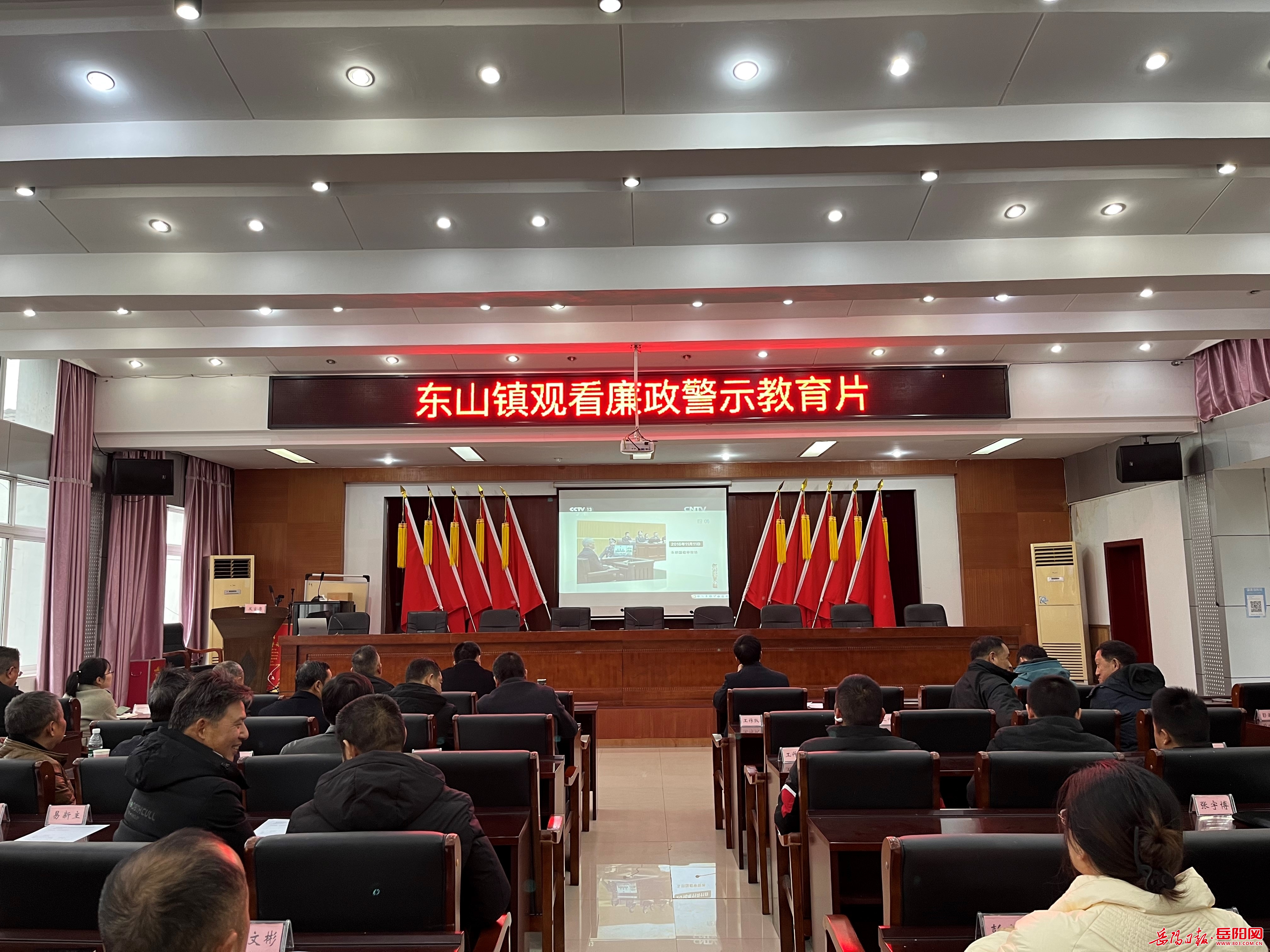 华容县东山镇清风抚东山廉花自盛开