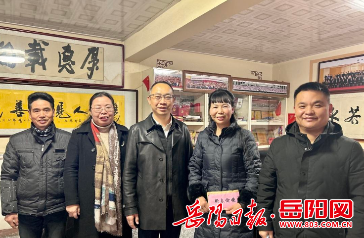 岳阳网>县区>汨罗市>叶罡(中)走访慰问新的社会阶层代表人士徐金娥