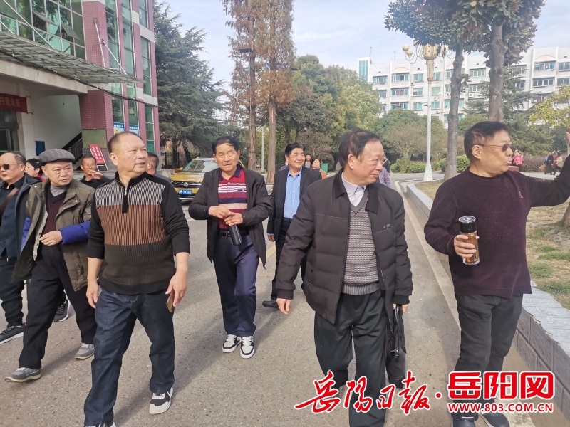 校长吴冬对校友的回访表示热烈欢迎,介绍了华容县二中办学历程及学校