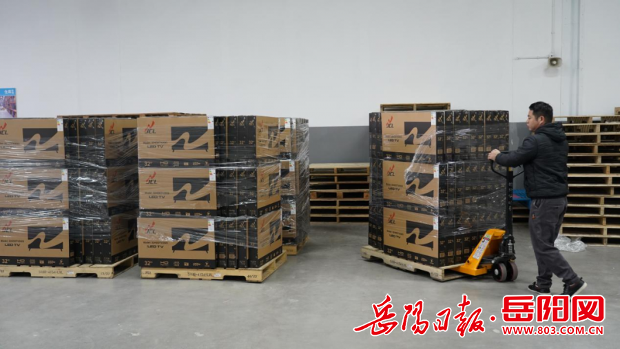 12月11日,8个集装箱卡车从城陵矶综合保税区缓缓起步,车上满载着由湖南鑫源链科技有限公司生产的16000余台32寸、多种制式型号的液晶电视机,在城陵矶综合保税区完成清关后,这批价值约700万人民币的产品将从深圳港搭乘海轮发往意大利的客户手中。 12月11日,8个集装箱卡车从城陵矶综合保税区缓缓起步,车上满载着由湖南鑫源链科技有限公司生产的16000余台32寸、多种制式型号的液晶电视机,在城陵矶综合保税区完成清关后,这批价值约700万人民币的产品将从深圳港搭乘海轮发往意大利的客户手中。