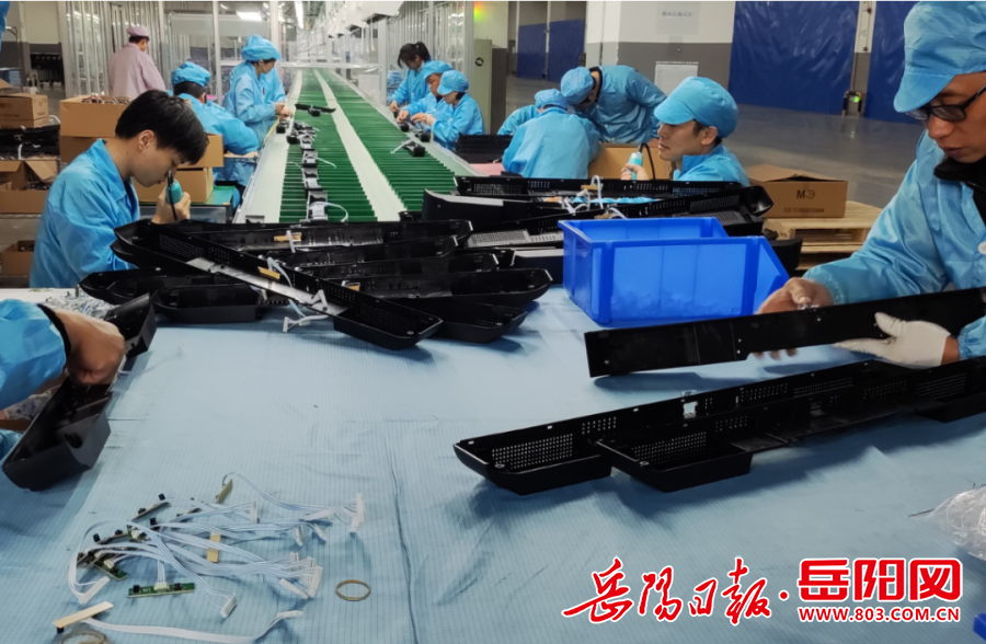 12月11日,8个集装箱卡车从城陵矶综合保税区缓缓起步,车上满载着由湖南鑫源链科技有限公司生产的16000余台32寸、多种制式型号的液晶电视机,在城陵矶综合保税区完成清关后,这批价值约700万人民币的产品将从深圳港搭乘海轮发往意大利的客户手中。 12月11日,8个集装箱卡车从城陵矶综合保税区缓缓起步,车上满载着由湖南鑫源链科技有限公司生产的16000余台32寸、多种制式型号的液晶电视机,在城陵矶综合保税区完成清关后,这批价值约700万人民币的产品将从深圳港搭乘海轮发往意大利的客户手中。