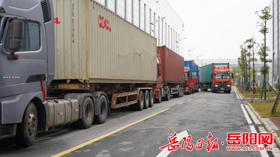 12月11日,8个集装箱卡车从城陵矶综合保税区缓缓起步,车上满载着由湖南鑫源链科技有限公司生产的16000余台32寸、多种制式型号的液晶电视机,在城陵矶综合保税区完成清关后,这批价值约700万人民币的产品将从深圳港搭乘海轮发往意大利的客户手中。 12月11日,8个集装箱卡车从城陵矶综合保税区缓缓起步,车上满载着由湖南鑫源链科技有限公司生产的16000余台32寸、多种制式型号的液晶电视机,在城陵矶综合保税区完成清关后,这批价值约700万人民币的产品将从深圳港搭乘海轮发往意大利的客户手中。