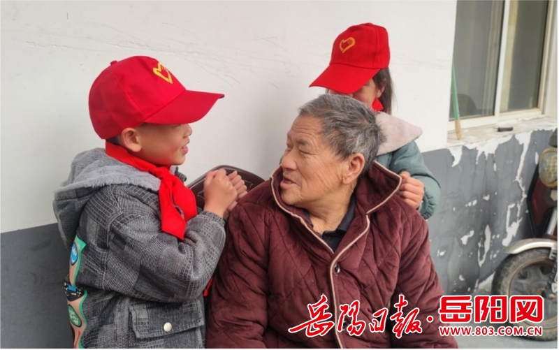 湘阴县杨林寨乡中学雷锋月里学雷锋敬老院里送春风