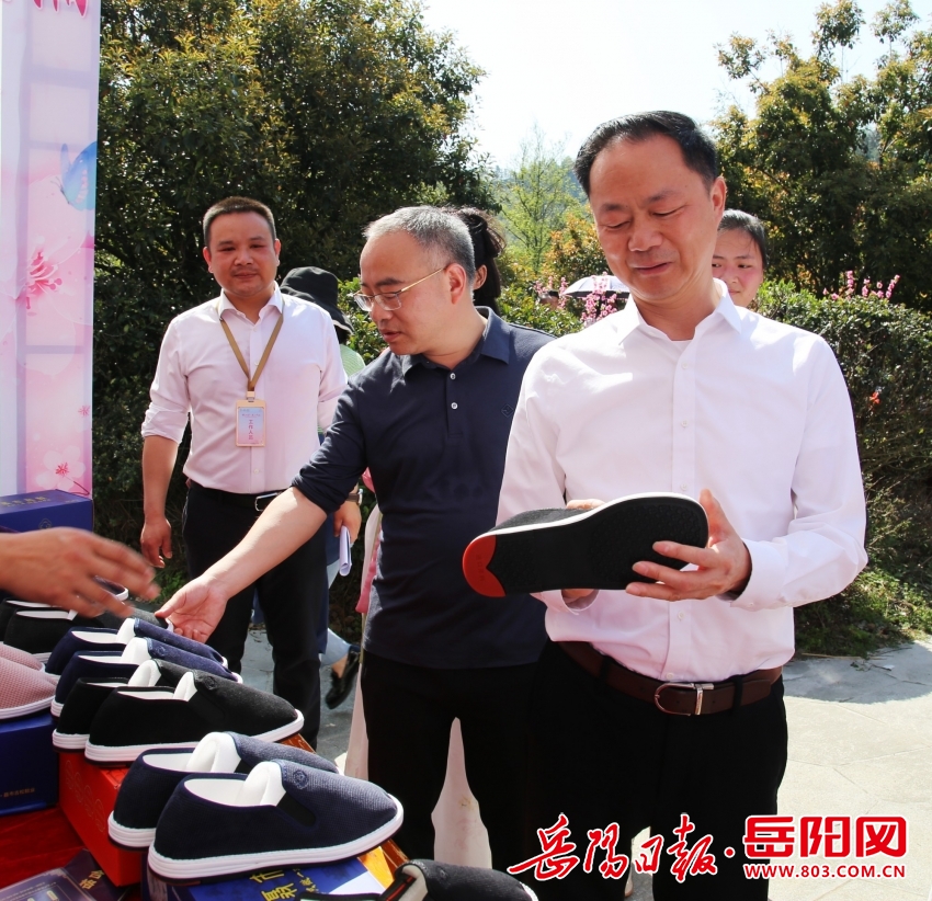 桃醉春天花约临湘临湘国际垂钓中心第二届桃花岛游园会绚烂开幕