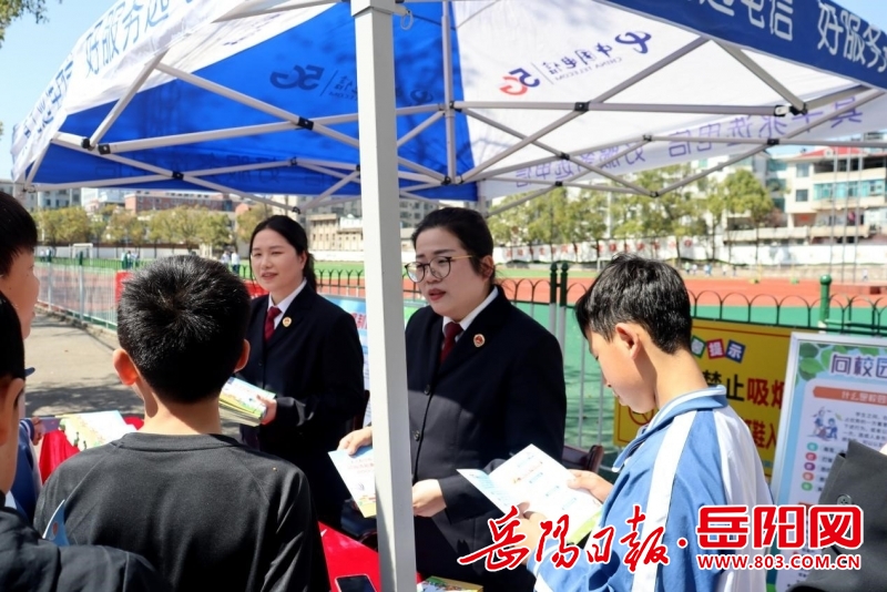 检察官们相继走进了临湘市的一中,五中,六中,儒溪中学,忠防中学,第一