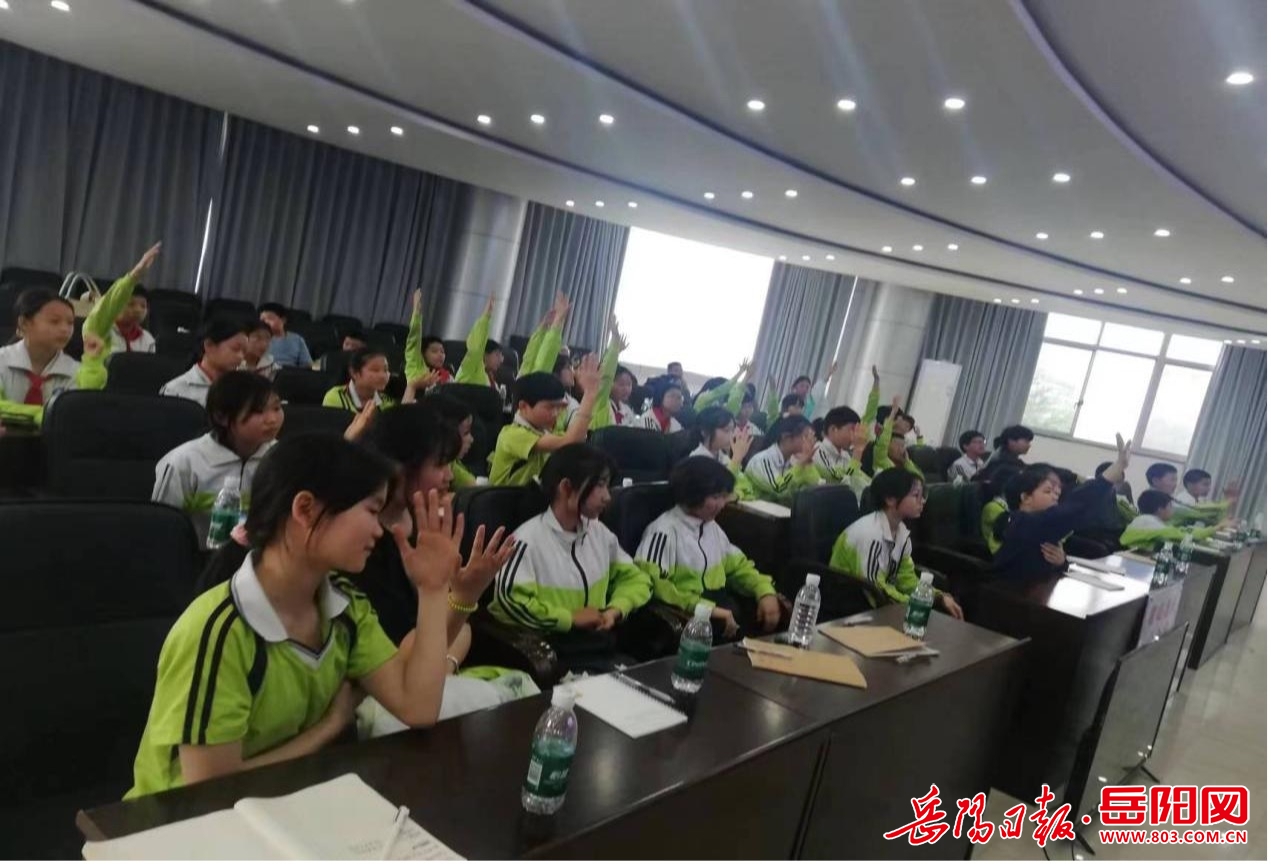 君山区广兴洲镇中心学校:法院开放强德育