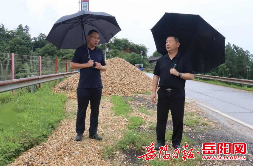 6月25日,汨罗市委常委,宣传部部长艾志军深入大荆镇督查防汛工作,实地