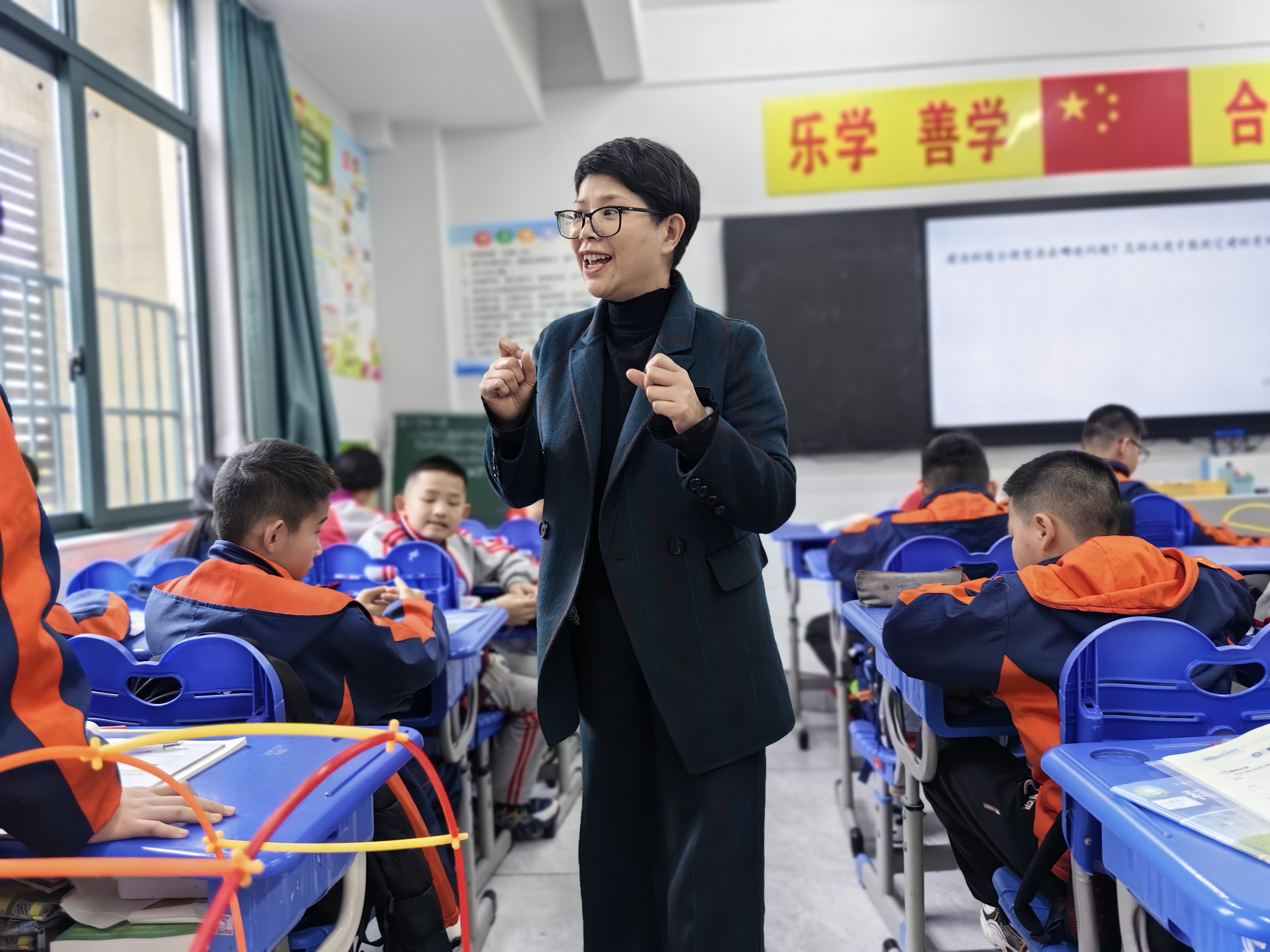 1036176207536291.jpg 科学课堂.jpg