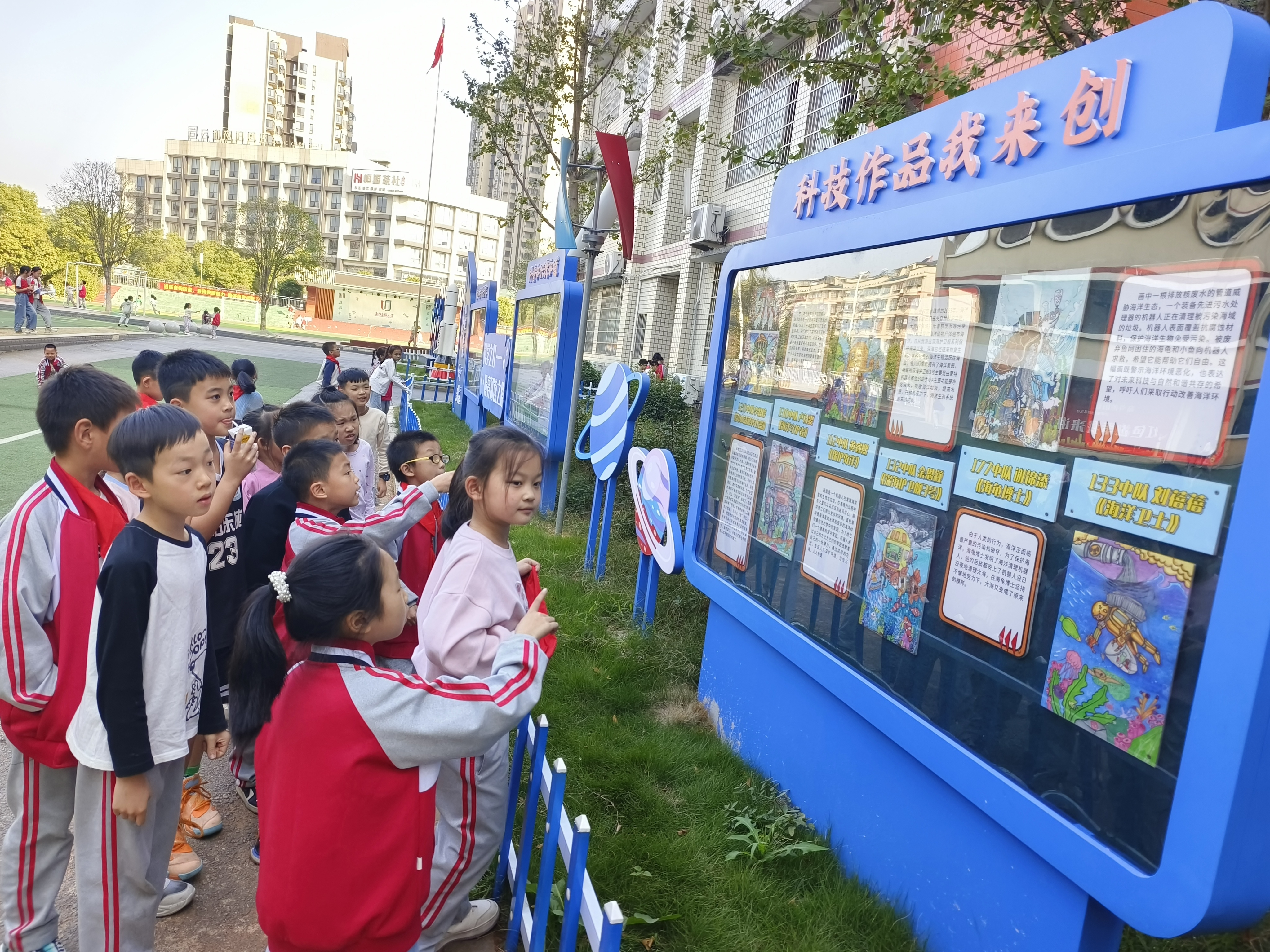 1039424919587781.jpg 学生在观看科技长廊中的科幻画.jpg