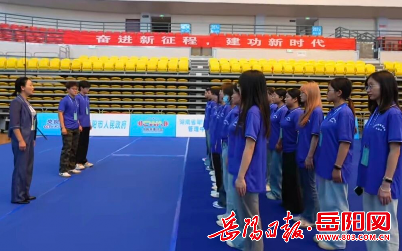 他们的大学“第一课”在全国大赛现场——岳阳学院新生志愿者倾情服务2026年全国举重竞赛(图1)