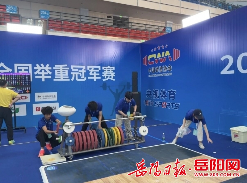 他们的大学“第一课”在全国大赛现场——岳阳学院新生志愿者倾情服务2026年全国举重竞赛(图2)