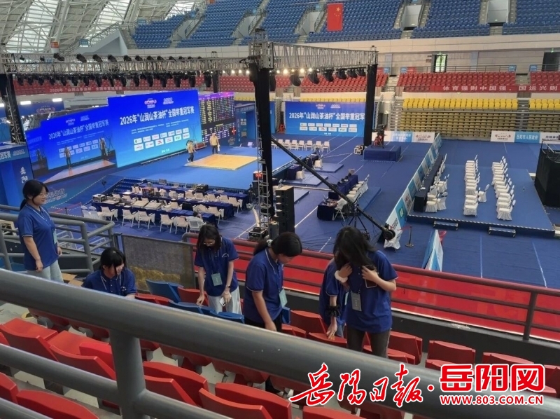 他们的大学“第一课”在全国大赛现场——岳阳学院新生志愿者倾情服务2026年全国举重竞赛(图3)