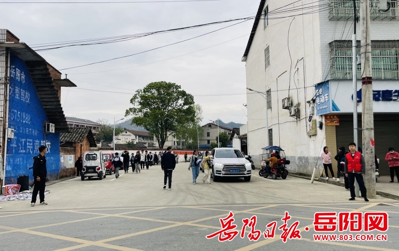 平江县岑川镇岑川中学暖心护学岗守护平安路