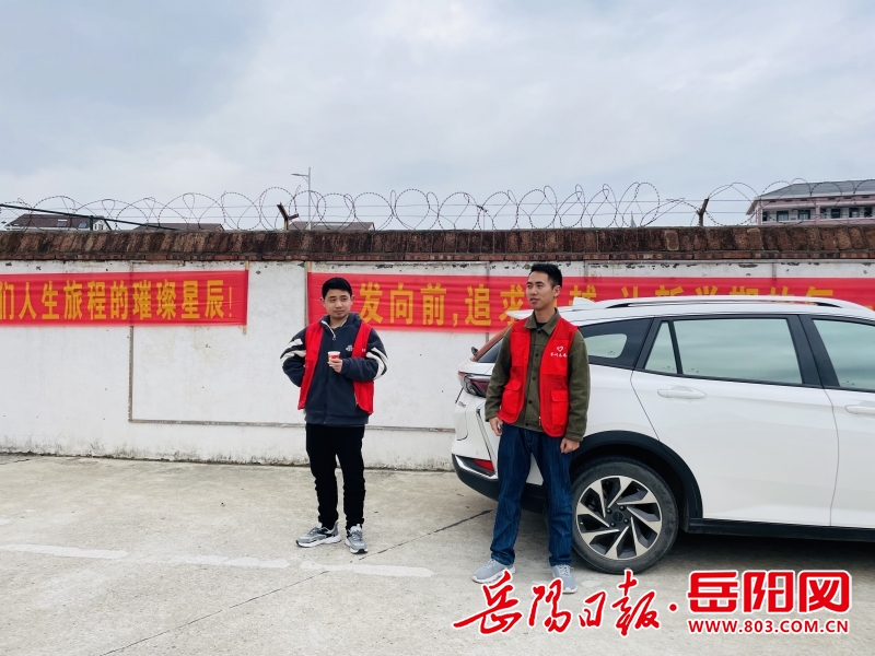 平江县岑川镇岑川中学暖心护学岗守护平安路