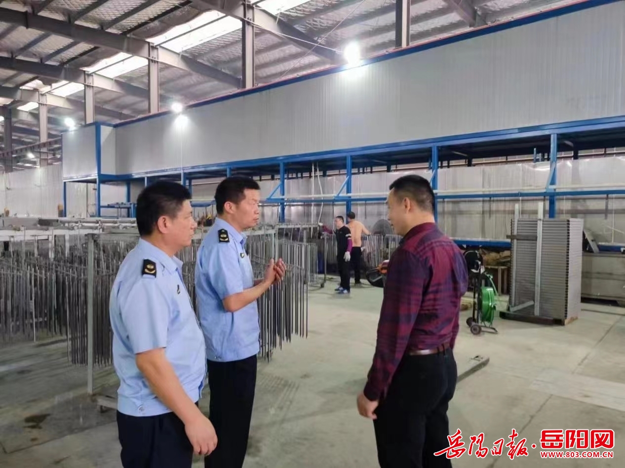 李月明(中)在企业帮扶指导.