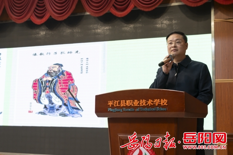 1103536558469832.jpg 向伟卫讲话.jpg